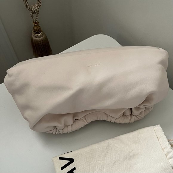 Mansur Gavriel Cloud Clutch, large size in light beige colour (NWOT) - Picture 13 of 16